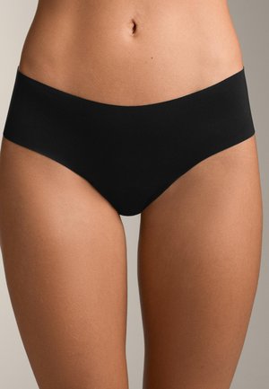 Zwarte naadloze hipsteronderbroek met een gladde textuur en ruime tailleband, smal profiel en minimalistisch ontwerp, zonder zichtbare details.