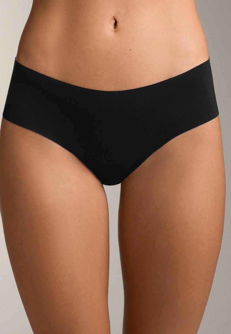 Črne brezšivne hipsterske spodnjice z gladko teksturo, širokim pasom, prilega obliko in minimalističnim dizajnom, brez vidnih elementov.