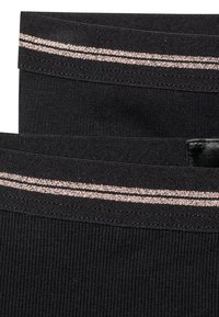 Tissu stretch noir avec une texture côtelée, présentant deux bandes métalliques en or rose le long de la taille. Design horizontal, bords lisses.