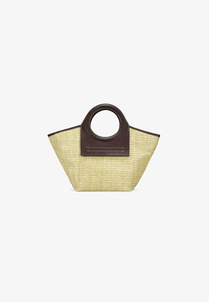 Bolso de paja con base de cuero marrón y asa circular. Presenta un diseño tejido y texturizado con parte superior abierta. Acentuado con detalles de costura.