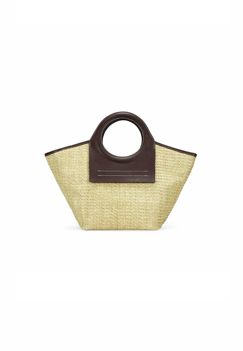 Bolso de paja con base de cuero marrón y asa circular. Presenta un diseño tejido y texturizado con parte superior abierta. Acentuado con detalles de costura.