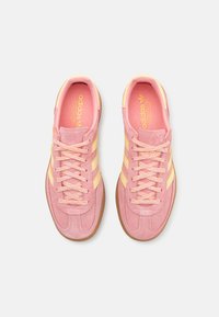 adidas Originals HANDBALL SPEZIAL UNISEX - Sneakers - semi pink spark/almost yellow