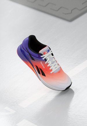 Reebok skriešanās apavi ar gradienta dizainu, kas pāriet no baltas uz oranžu un purpursarkanu. Iezīmējas ar melniem akcentiem un baltām šņorēm. Strukturēta augšdaļa.