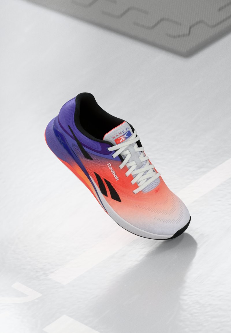 Reebok skriešanās apavi ar gradienta dizainu, kas pāriet no baltas uz oranžu un purpursarkanu. Iezīmējas ar melniem akcentiem un baltām šņorēm. Strukturēta augšdaļa.