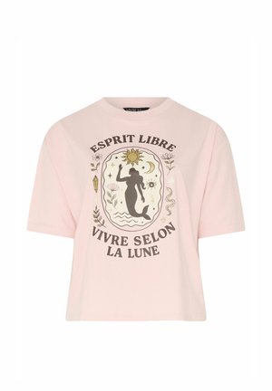 Lichtroze T-shirt met korte mouwen en een zwarte silhouet van een zeemeermin, zon, maan, bloemen en Franse tekst "Esprit Libre Vivre Selon La Lune".