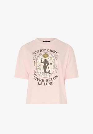 Lyserød kortærmet T-shirt med en sort silhuet af en havfrue, sol, måne, blomster og fransk tekst "Esprit Libre Vivre Selon La Lune."