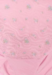 Tela rosa delicada con pequeños patrones florales bordados en azul y blanco, con una superposición de malla transparente y una capa base sólida en rosa.