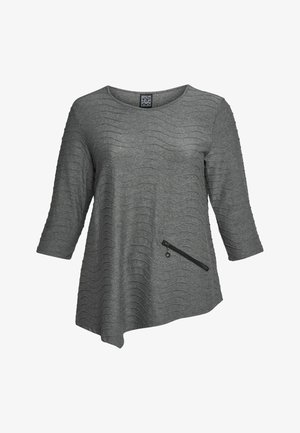 Bluză gri cu mânecă trei sferturi, cu o textură ondulată. Prezintă un tiv asimetric și un buzunar cu fermoar pe lateral. Material moale.