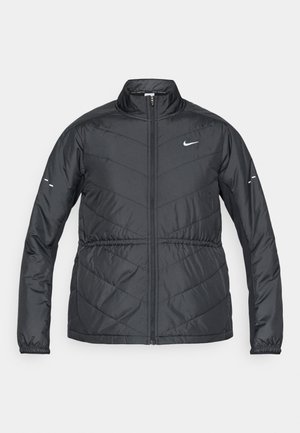 Μαύρο μπουφάν με επένδυση, με ψηλό γιακά, διαγώνια ραφή, κλείσιμο με φερμουάρ και λογότυπο Nike στο στήθος και στα μανίκια. Μαλακή υφή.