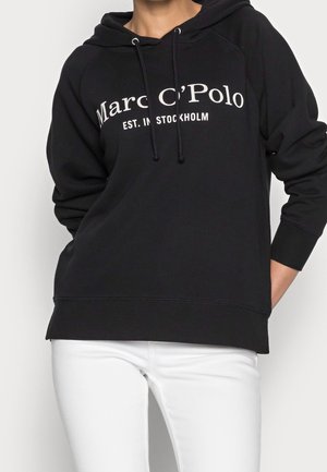 Haut à capuche noir en tissu doux avec un cordon de serrage et un logo blanc sur le devant. Fini avec des poignets et un ourlet côtelés, coupe décontractée.