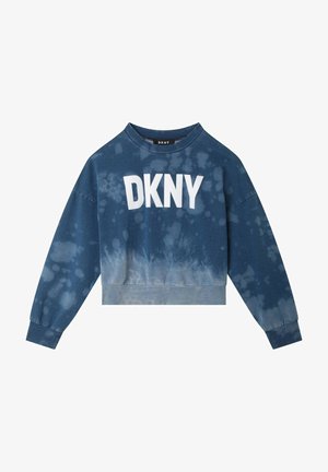 Blau batikfarbenes, kurz geschnittenes Sweatshirt mit langen Ärmeln und großem weißem "DKNY"-Logo mittig auf der Vorderseite.