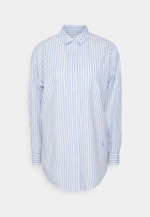 Koszula z długim rękawem na guziki, z pionowymi paskami w jasnoniebieskim i białym kolorze, z kołnierzykiem i kieszenią na piersi po lewej stronie.