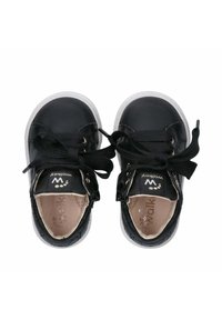Sneaker in pelle nera con suola in gomma bianca, punta rotonda, lati testurizzati e lacci neri. L'interno presenta una fodera color sabbia e dettagli con il logo.