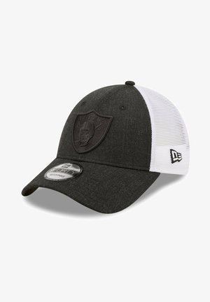 Schwarze und graue Kappe mit strukturiertem Stoff, ausgestattet mit einem schwarzen Raiders-Logo, weißem Netzrücken, verstellbarem Riemen und gebogenem Schirm.