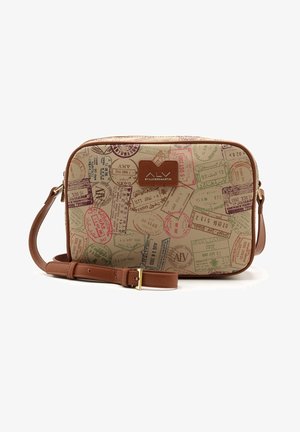 Brązowa torba na ramię z kremowym, teksturowanym tłem pokrytym kolorowymi stemplem paszportowym; zawiera brązowy skórzany pasek i akcent z logo.