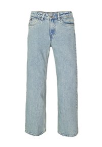 Los jeans de mezclilla azul claro presentan un diseño de corte holgado con pierna recta. Los detalles notables incluyen costuras visibles y un diseño clásico de cinco bolsillos.