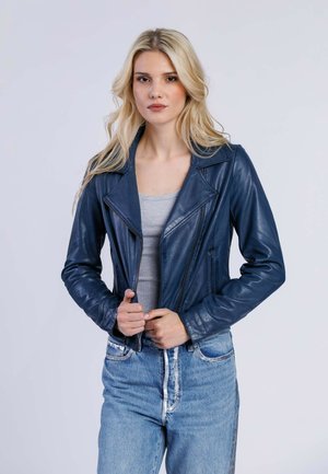 Blå lædermotorcykeljakke med klapkrave og lynlås foran, parret med lyse denimjeans og en grå top. Glat tekstur.