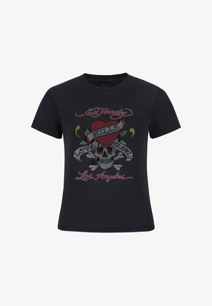 Camiseta negra de manga corta con un gráfico de calavera y corazón, adornada con coloridos cristales de rhinestone y el texto "Ed Hardy Los Ángeles."