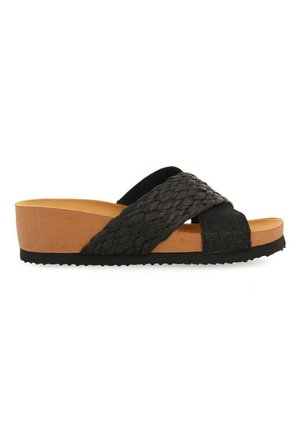 Sandale à glissière tissée noire avec une sangle texturée noire, semelle intérieure rembourrée marron et semelle plateforme légère pour le confort.