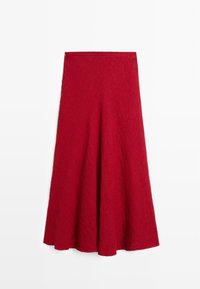 Czerwona spódnica midi o linii A z wysokim stanem, wykonana z teksturowanego materiału, z rozkloszowanym dołem, prezentowana na jednolitym białym tle.