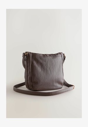 Geantă crossbody maro din piele texturată, cu o singură curea reglabilă și cusături subtile, având un sistem de închidere cu fermoar în partea de sus.