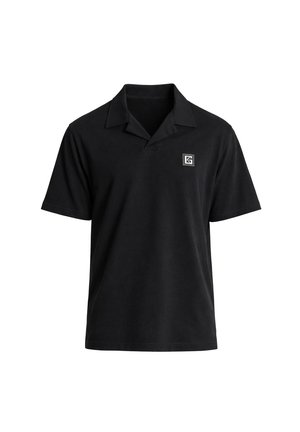 Polo negro de manga corta con un pequeño logo cuadrado blanco en el pecho izquierdo y un cuello clásico.