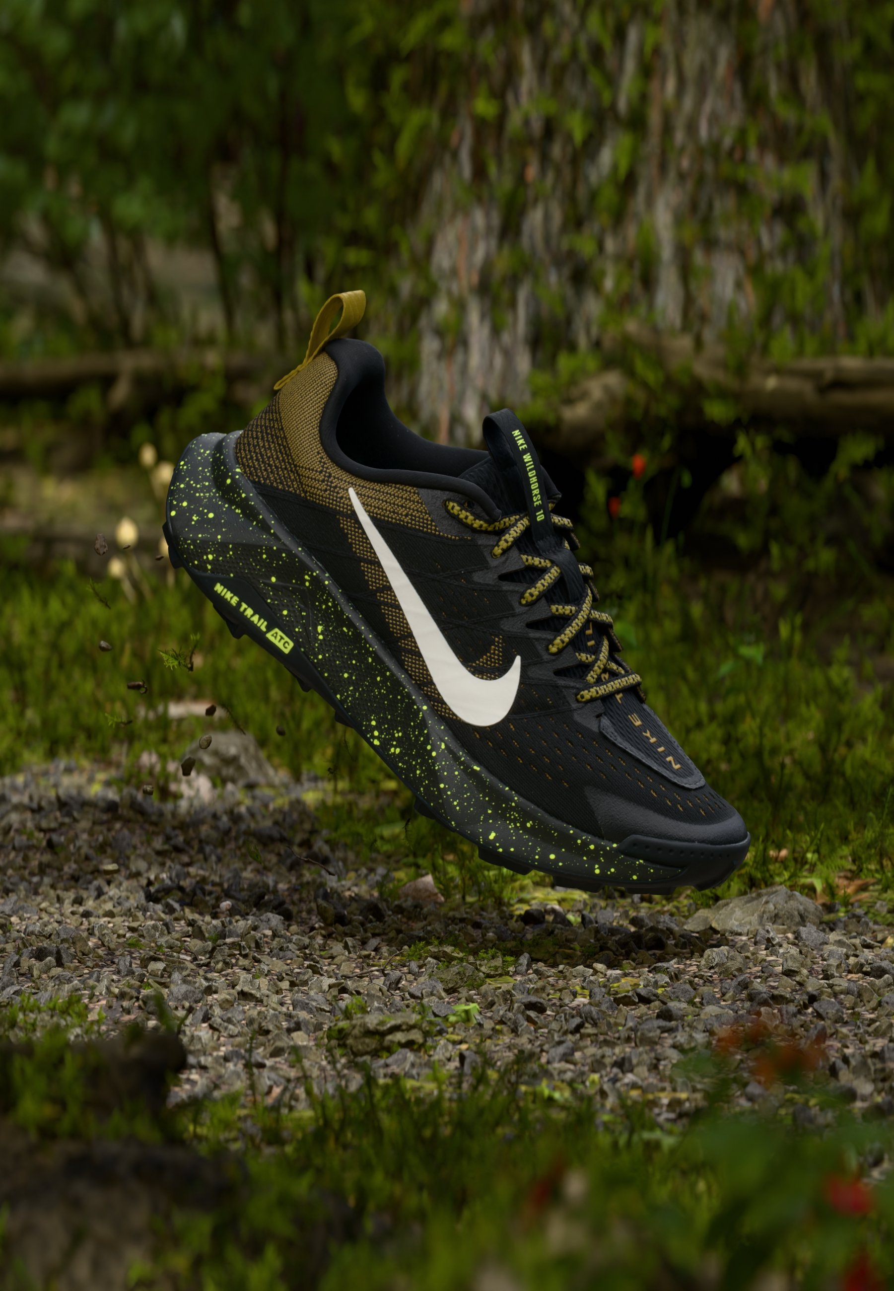 nike running epic react in black and gold