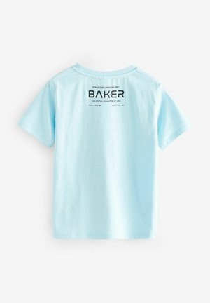 Helles blaues T-Shirt mit kurzen Ärmeln aus Baumwolle und Rundhalsausschnitt. Der Rücken hat schwarze Grafiken: "SPACE EXPLORATION UNIT BAKER."