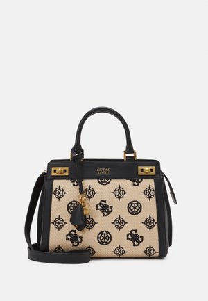 Sac à main Guess noir et beige avec poignées supérieures, ferrures dorées, motif logo et bandoulière amovible, sur fond blanc.