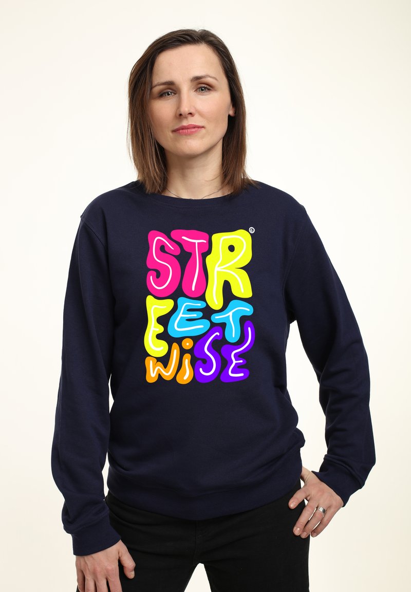 Navy sweatshirt met een multicolor "STREETWISE" grafiek in verschillende maten. Materiaal lijkt glad met ribgebreide manchetten en zoom.