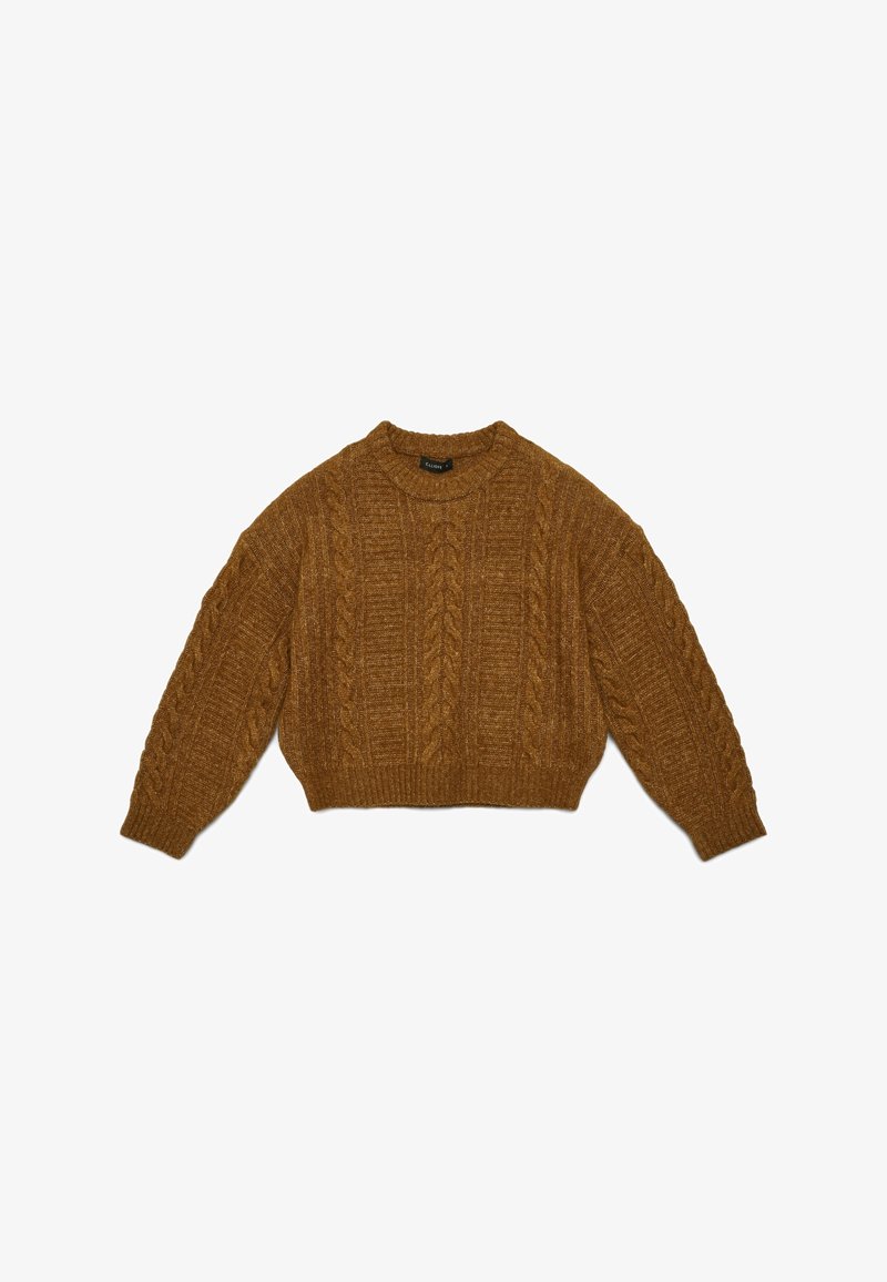 Brauner Kabelstrickpullover mit rundem Halsausschnitt, langen Ärmeln und geripptem Saum. Die Textur weist erhabene Muster im gesamten Stoff auf.