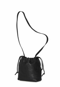 Borsa a tracolla nera in pelle con texture morbida, tracolla lunga regolabile e parte superiore arricciata. Presenta un design minimalista e nessun hardware visibile.