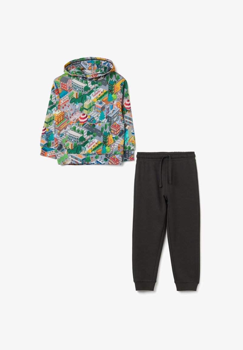 Sudadera con capucha con estampado colorido de un paisaje urbano, combinada con pantalones de chándal negros con cintura elástica y tobillos ajustados.