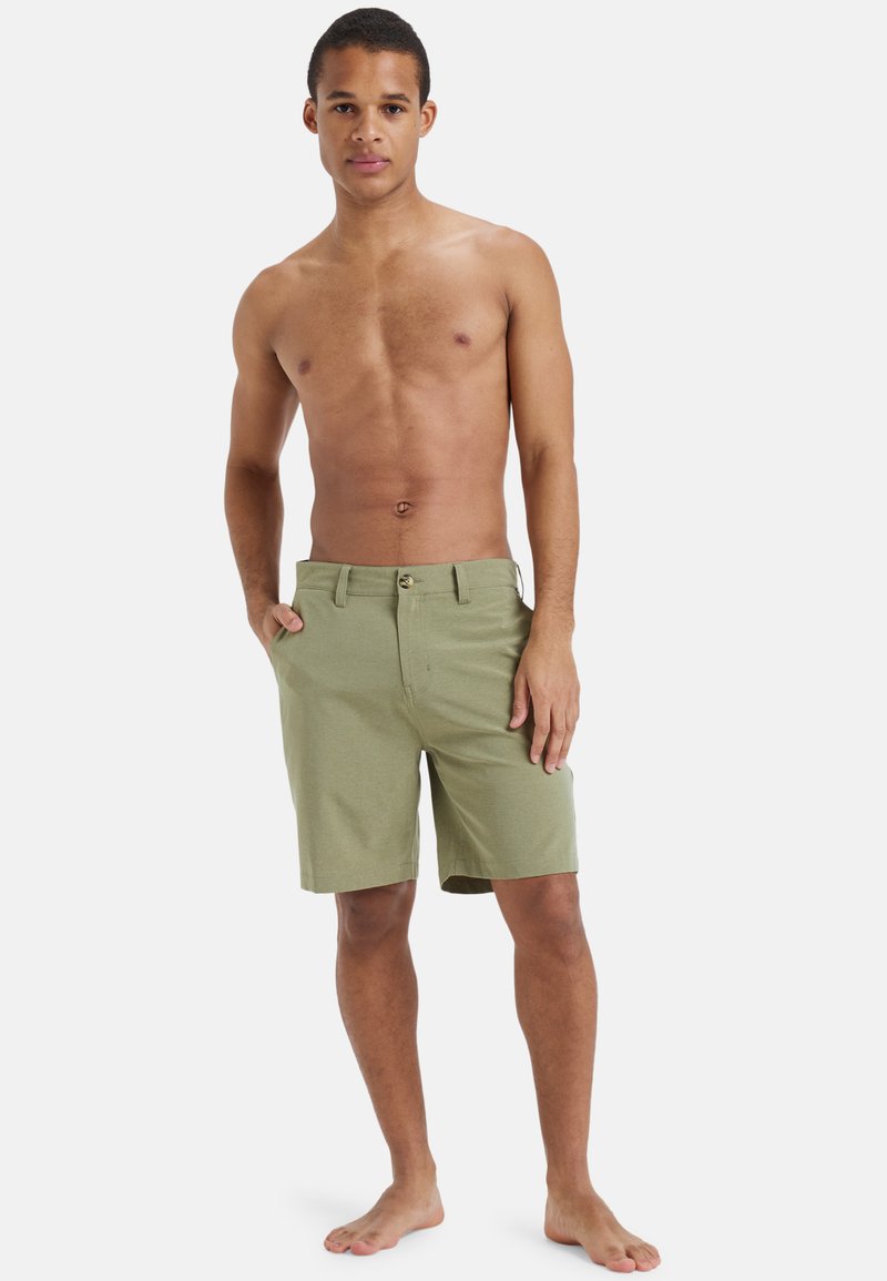 Szorty w kolorze khaki wykonane z mieszanki bawełny, wyposażone w zapięcie na guzik, szlufki na pasek oraz boczne kieszenie, zaprojektowane do noszenia na co dzień.