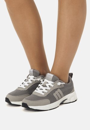 Zapatillas deportivas grises con parte superior de tela texturizada, cordones blancos y un diseño de suela acentuado. Cuentan con un collar acolchado para mayor comodidad.
