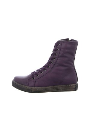 Lila High-Top-Ledersneaker mit schwarzer Sohle und schwarzen Schnürsenkeln, von der Innenseite gezeigt.