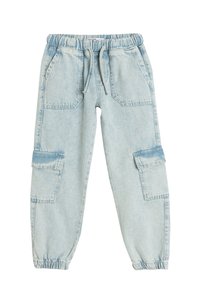 Pantaloni cargo in denim blu chiaro con vita elasticizzata. Presentano due tasche laterali e due tasche a toppa sulle cosce. Design della gamba affusolata.