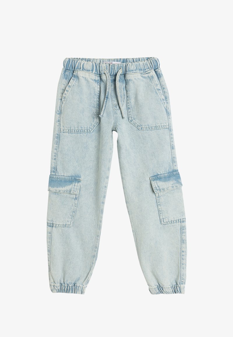 Pantalones cargo de denim azul claro con cintura elástica. Presenta dos bolsillos laterales y dos bolsillos de parche en los muslos. Diseño de pierna ajustada.