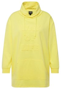 Sweat-shirt jaune à col montant, portant un texte en relief "WAY OF LIFE", et une poche avant. Fabriqué en tissu doux et texturé.