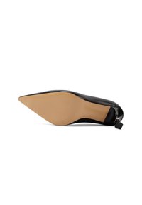 Chaussure à talon haut noire à bout pointu, vue par le dessous avec une semelle beige et un talon aiguille fin.