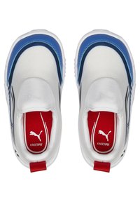 Vita atletiska skor med blå accenter. Mjuk textilöverdel, slip-on design, röd innersula och strukturerad gummisula. Puma-logotypen närvarande.