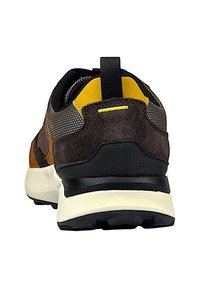 Brauner und gelber Sneaker-Hintergrund mit strukturiertem Stoff, Zuglasche, schwarzer Gummisohle und weißem Zwischensohle, von hinten auf weißem Hintergrund gezeigt.