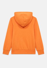 Πορτοκαλί φούτερ με απαλή υφή, που διαθέτει μεγάλο κουκούλι, μακριά μανίκια και ίσια ζώνη στο κάτω μέρος. Χωρίς εμφανή λογότυπα ή σχέδια.