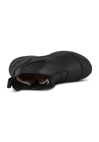 Botín de cuero negro hasta el tobillo con un acabado texturizado, que presenta un interior acolchado y tiras para facilitar su puesta. Gomas elásticas para un ajuste perfecto.