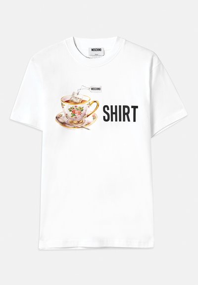 Tricou din bumbac alb cu un grafic al unei cești de ceai florale, având un pliculeț de ceai și cuvântul "TRICOU" scris cu litere negre îndrăznețe.