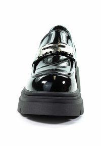 Czarne lakierowane buty z zaokrąglonym noskiem, grubą czarną podeszwą i srebrnym akcentem na wysokości cholewki. Gładka textura o błyszczącym wykończeniu.