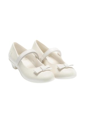 Scarpe Mary Jane bianche e scintillanti con punta arrotondata, cinturino a tre quarti e un fiocchetto decorativo su ogni scarpa. Tacco basso per un migliore supporto.