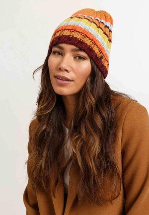 Gebreide beanie met oranje, gele, blauwe en bruine strepen. Gemaakt van wol, heeft het een snug fit met een gestructureerd patroon en ribbelrand.