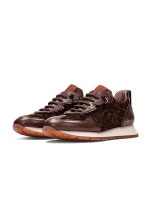 Baskets en cuir marron avec une surface texturée, des accents en imprimé léopard, des semelles beige contrastantes et des lacets marron.