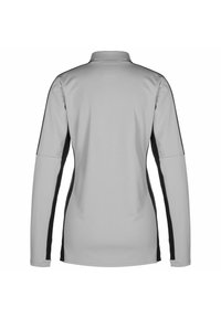 Langärmliges graues Oberteil mit schwarzen Seiteneinsätzen, ausgestattet mit einem hohen Kragen und einem glatten, dehnbaren Material für Komfort und Bewegungsfreiheit.